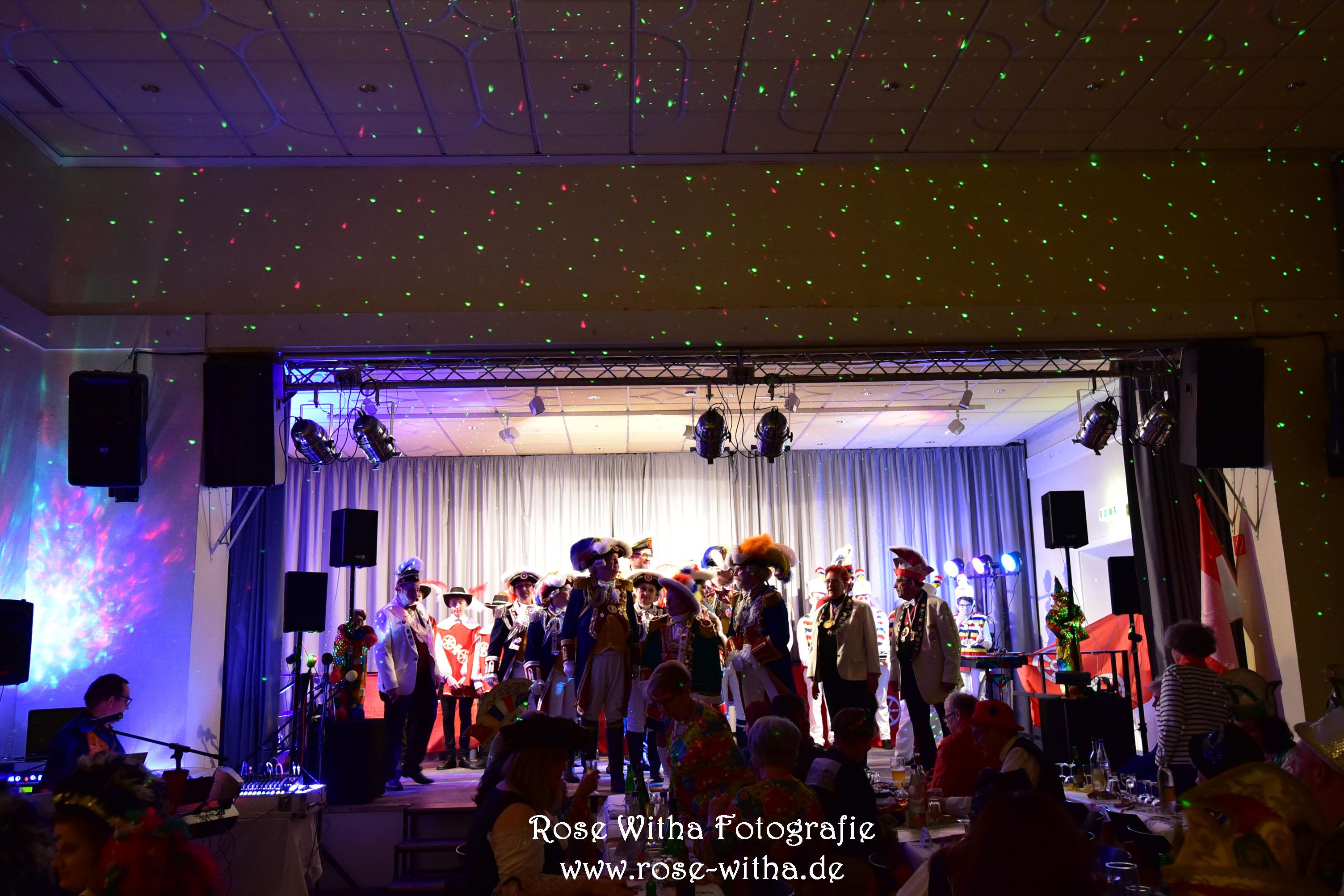 Die Mainzer Ranzengarde mit Eskorte andere Garden